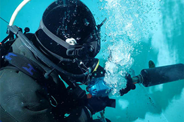 水中エアーコアドリル