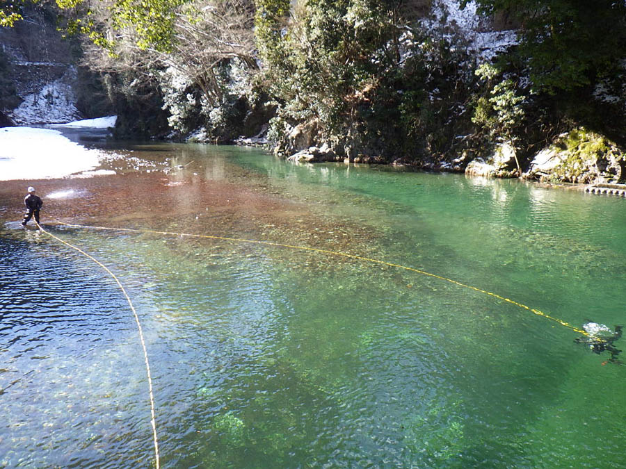 取水堰堤の潜水調査