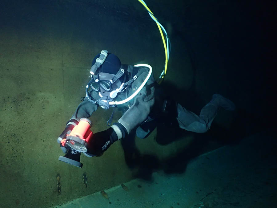 配水池の潜水調査