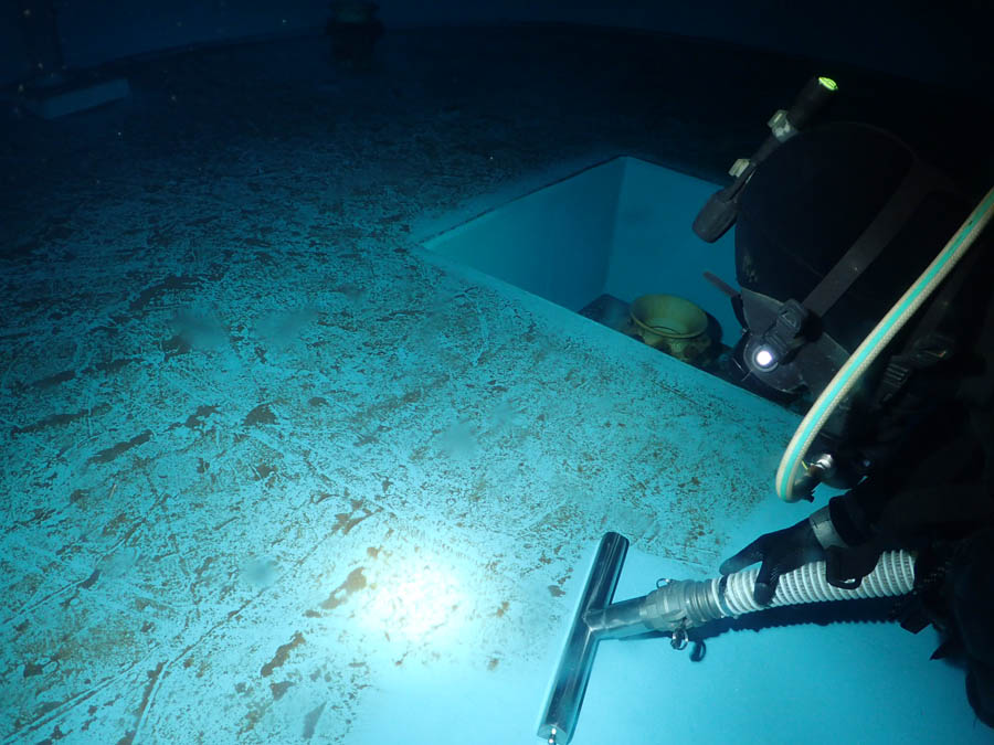 PC製配水池の潜水清掃