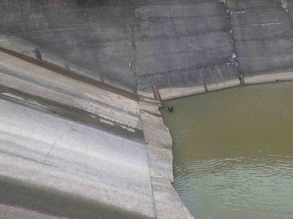 ダムエプロンの潜水調査