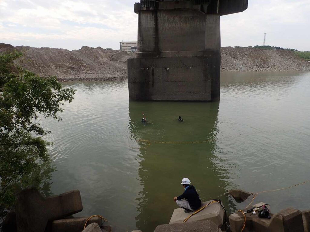 橋脚基礎の潜水調査