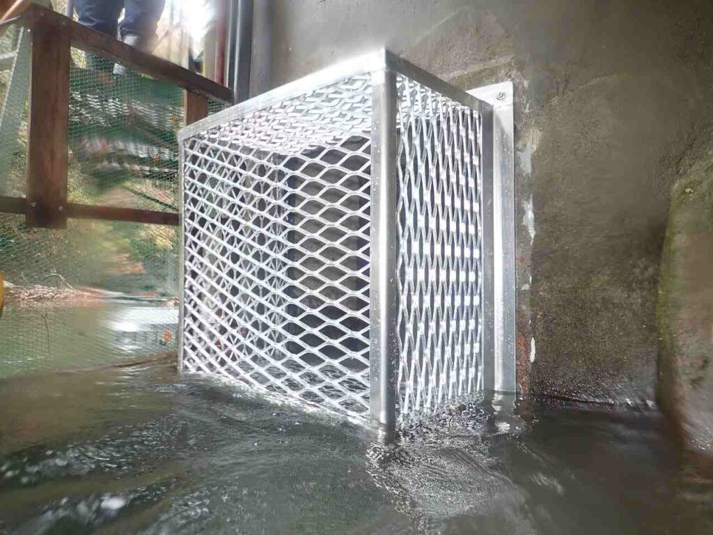 取水スクリーンの取替