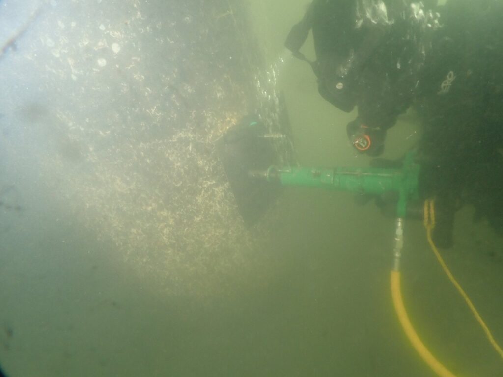 エア工具による水中削孔