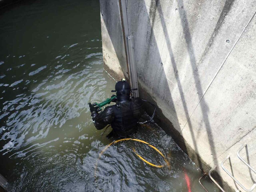 取水スクリーンの取替