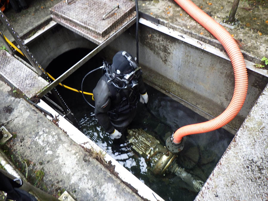 導水路内の土砂浚渫