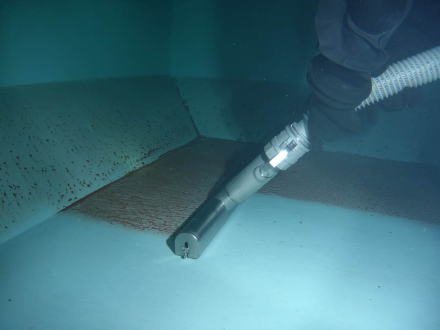 RC製配水池の潜水清掃