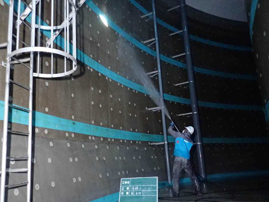 PC製配水池の洗浄清掃