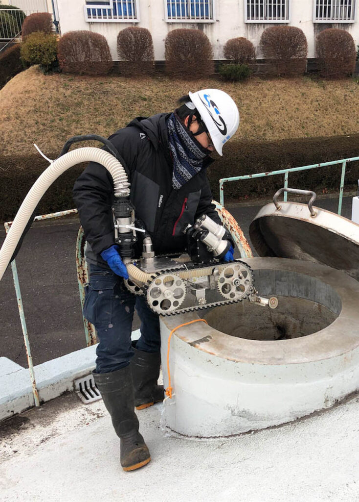 PC製配水池のロボット清掃