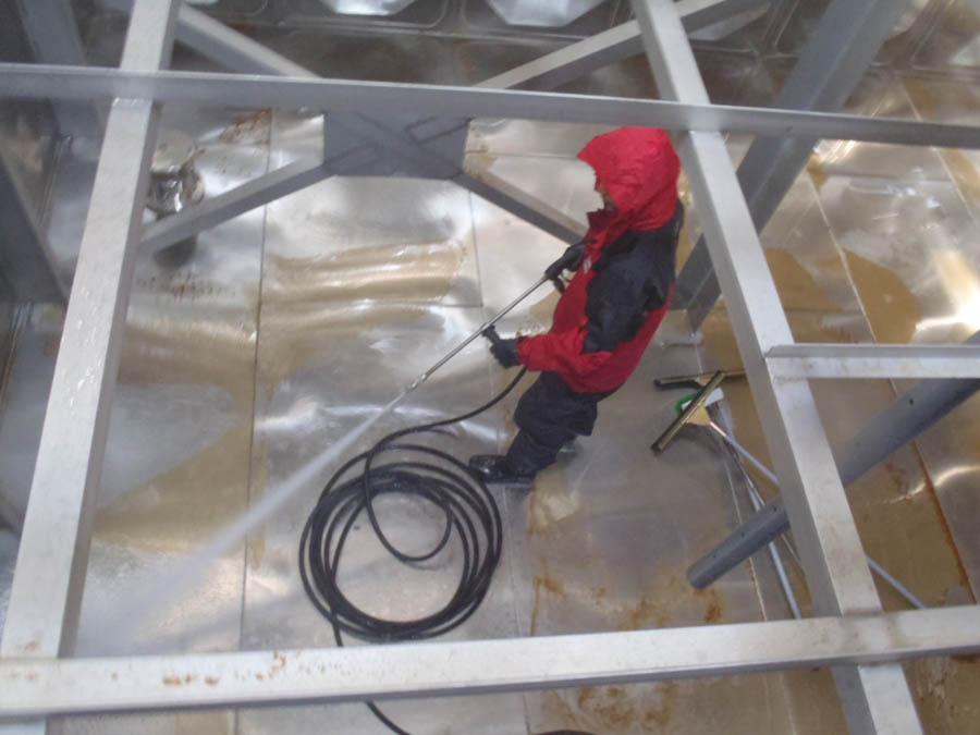 SUS製配水池の洗浄清掃