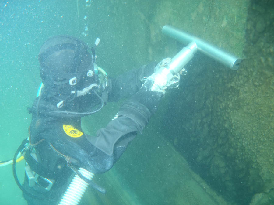 凝集沈殿池の潜水清掃