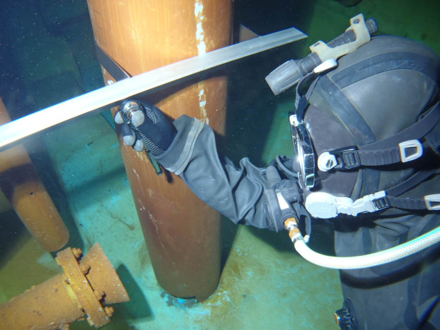 支持金具のアンカー打設