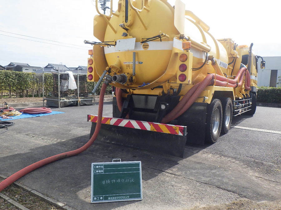 強力吸引車と潜水士による浚渫