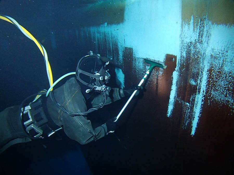 配水池壁面の潜水清掃