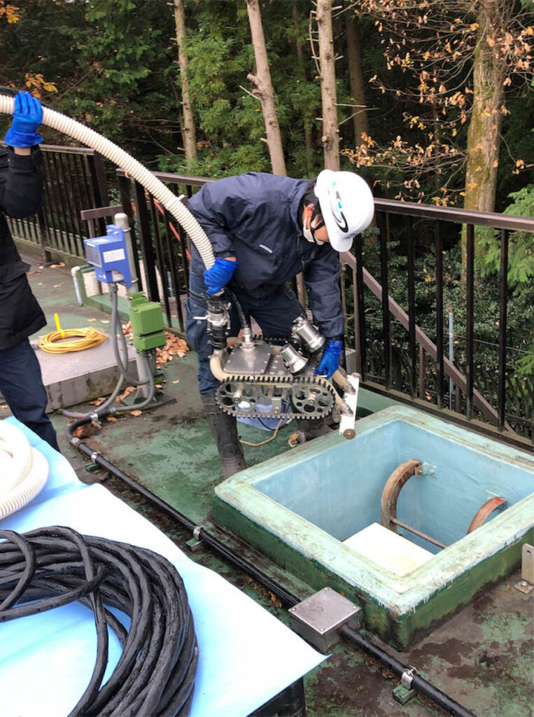 RC製配水池のロボット清掃