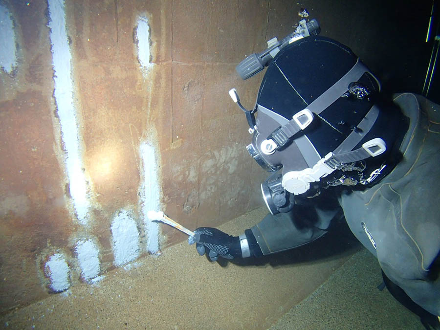 鉄筋露出箇所の防食塗装