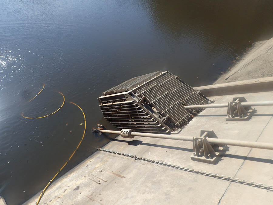 取水ゲートの潜水調査